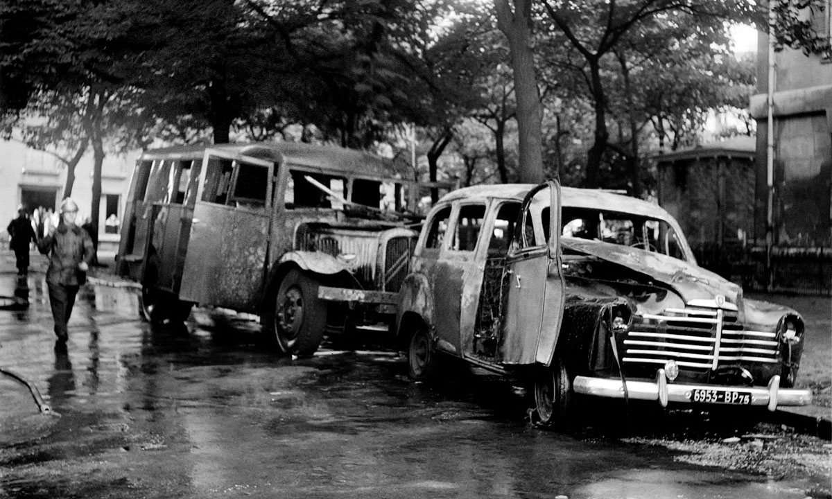 06-2-CamionpoliceetVoiturebrulee14JuilletAFP 14 يوليو 1953 مقتل ستة جزائريين وفرنسي برصاص الشرطة في باريس