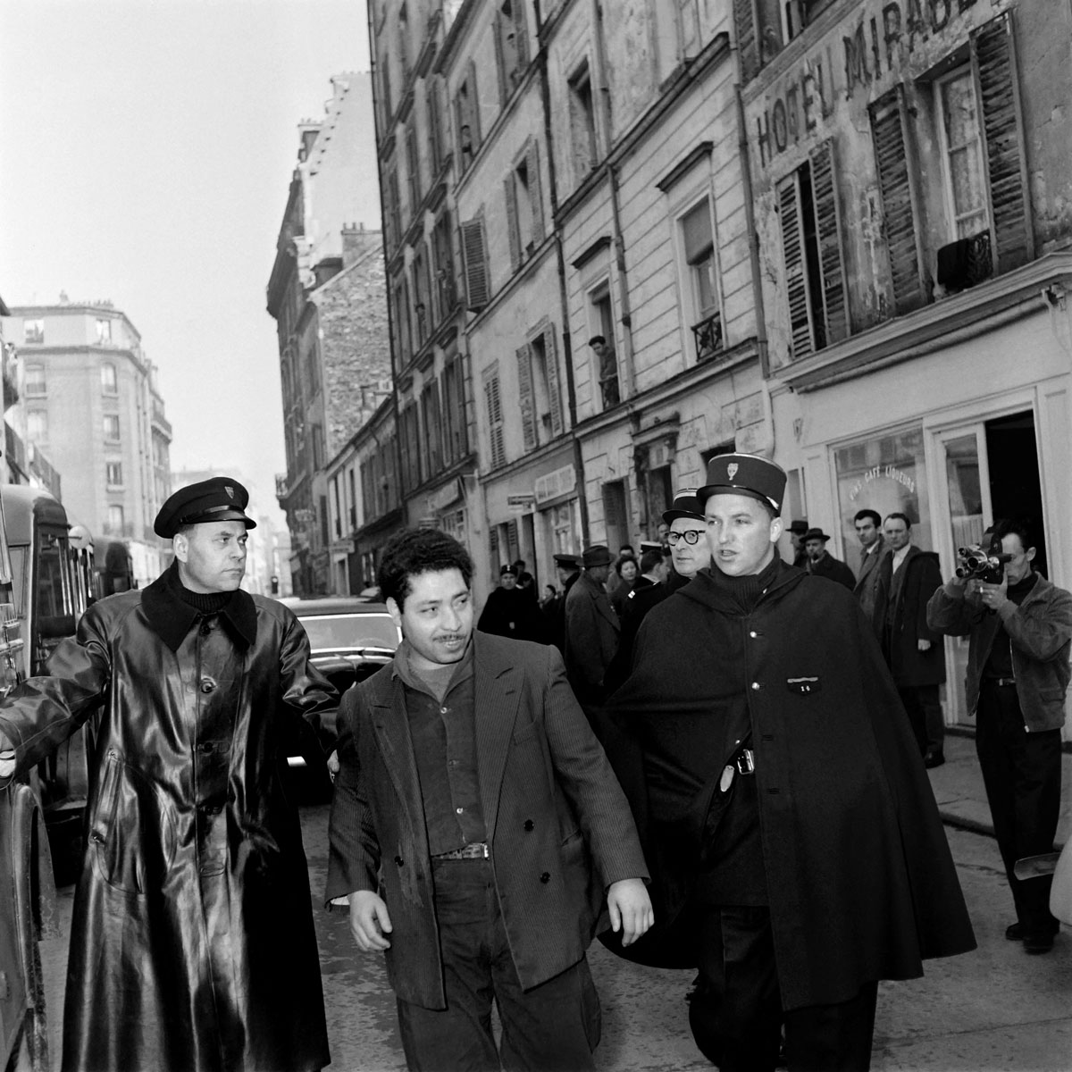 La police interpelle un homme après une fusillade entre Algériens du FLN et des nationalistes
         du MNA de Messali Hadj, le 15 mars 1958.